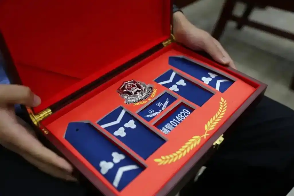 迎泽公安举行辅警换装授衔仪式