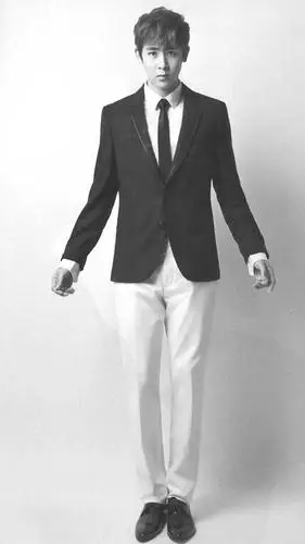 黑西装白衬衫_尼坤