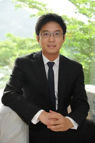 本会讯息 人物专访        笔者一行到达南沙游艇会时,会议室里霍启山