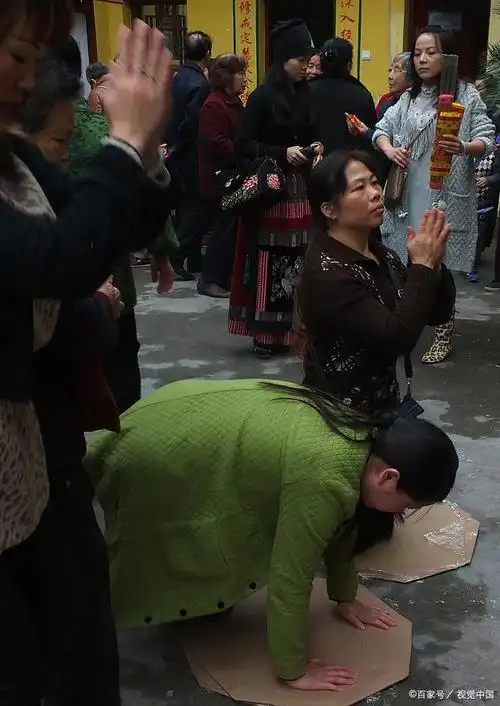 正确的磕头上香姿势不仅是一种礼仪,更是心灵沟通的方式.