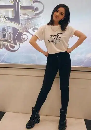 邓紫棋仗着身材好,穿镂空紧身上衣,不看腿还是很性感的!