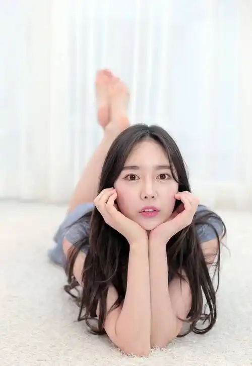 肤白貌美大长腿的国外模特,穿时尚连衣裙的样子温柔又甜美_脑海_美女