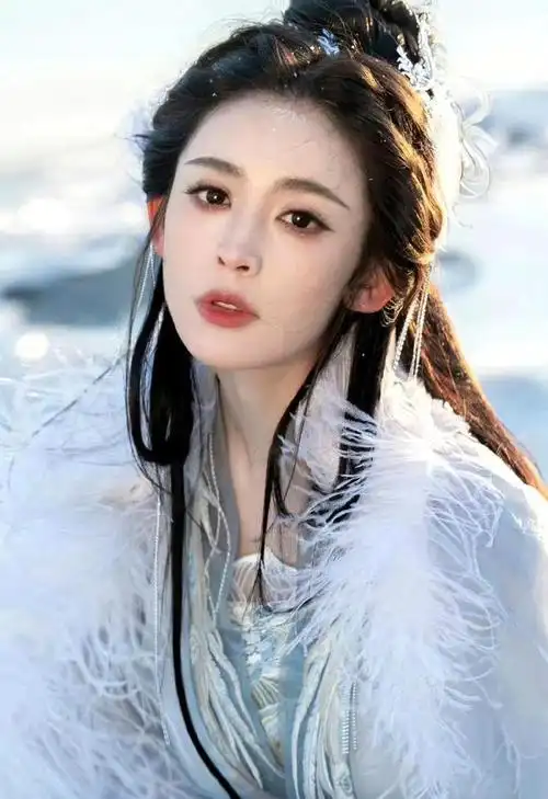 古力娜扎晒冰面唯美写真,穿古装蓝白羽毛长裙,冰清梦幻仙气飘然|纱裙