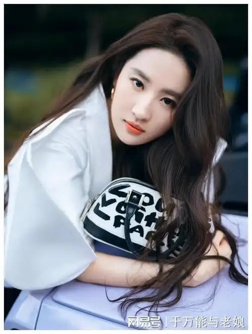 2012年,刘亦菲?获得第24届香港专业电影摄影师学会最具魅力女演员奖.