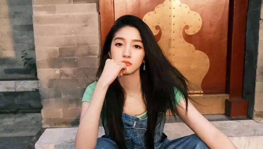 关晓彤晒游胡同照庆26岁生日 相恋6年 鹿晗依旧准时准点为其送祝福