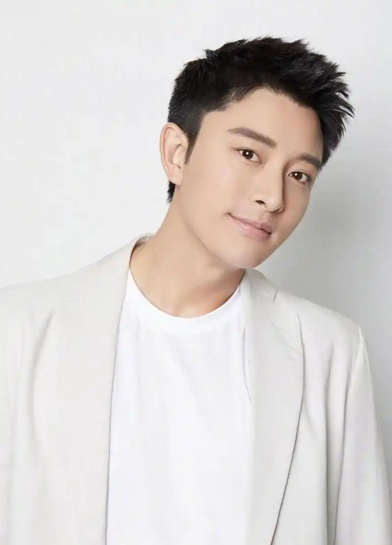 近日,有媒体拍到演员贾乃亮在聚餐结束后与一位短发美女一起回家