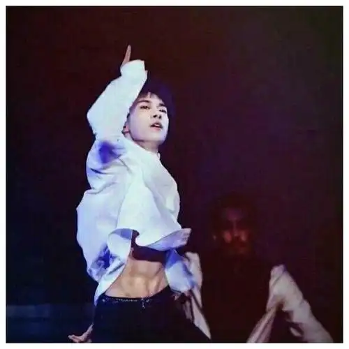 17岁王源晒8块腹肌,马赛克部位亮了,网友:果然还是个孩子