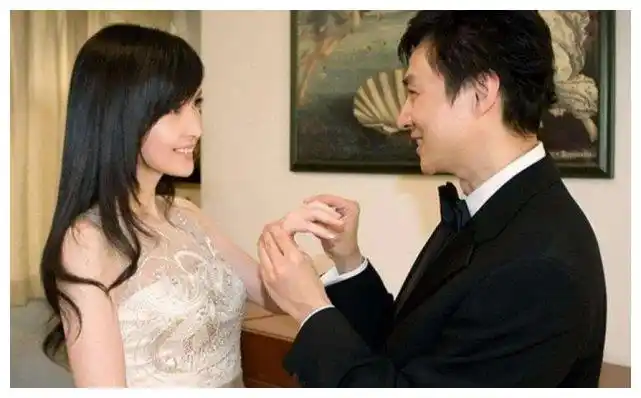 倪震小三张茆已成贤妻良母近日消瘦憔悴露面状态不如周慧敏