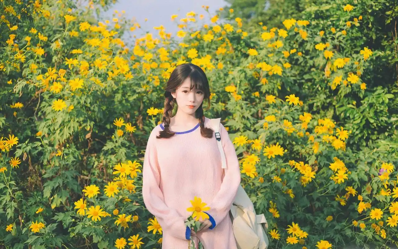 黄色花海女孩电脑高清壁纸