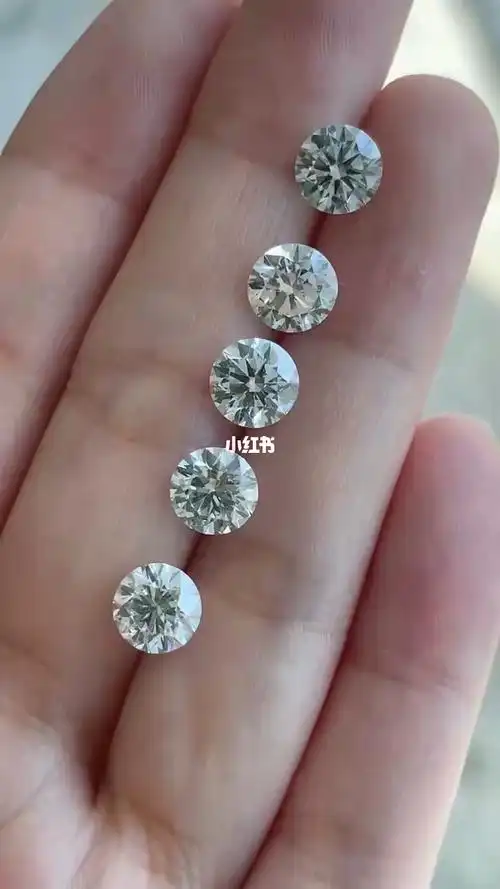 1克拉正圆培育钻石