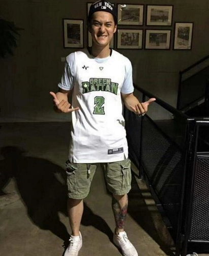 蒋劲夫的小腿纹身,太密看不清是什么