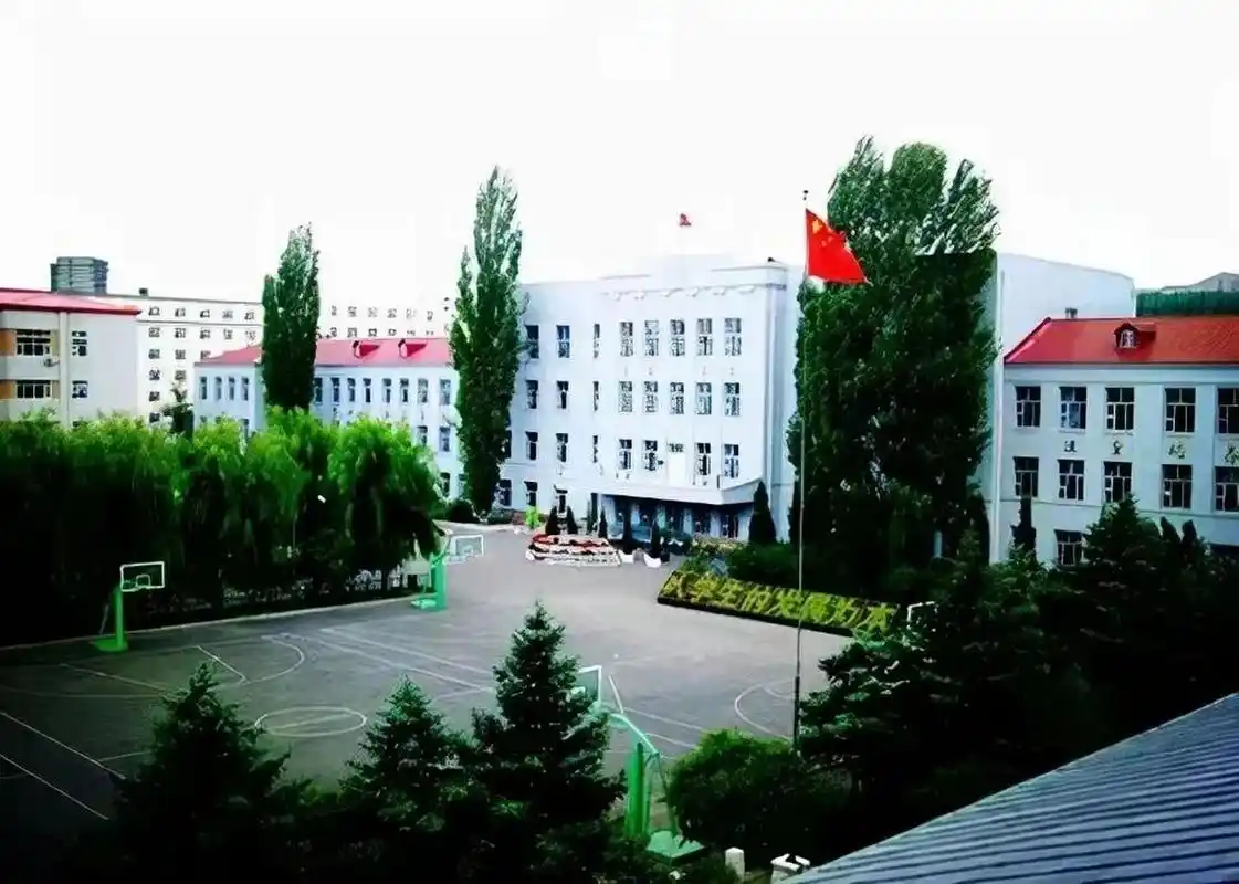 哈六中与黑龙江省实验中学简介 各位哈尔滨中考生,家长朋友,大家好!