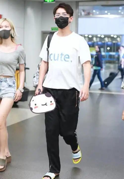 熊梓淇来了每次穿的鞋子都挺特别小伙子很有想法啊