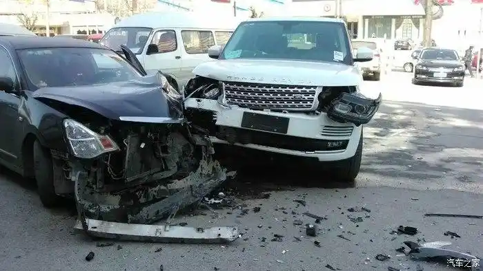 车祸还是路虎硬啊新车路虎惨遭日系车毁容