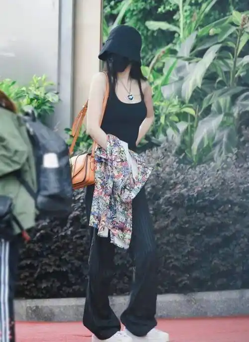 原创杨幂最新穿搭减龄小合集快看下她是怎么穿的轻松get