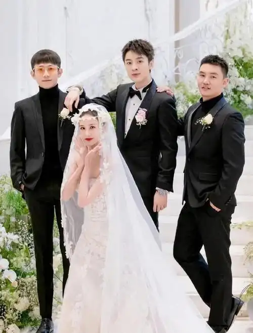 31岁张一山与好友合照瘦到膝盖打皱撞脸巩汉林被指不如素人帅