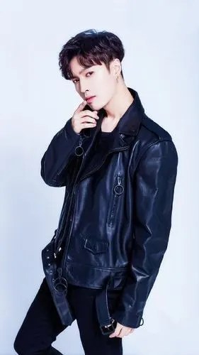 小绵羊张艺兴一身黑的装扮,黑皮衣搭配黑色牛仔裤,留着三七分的发型