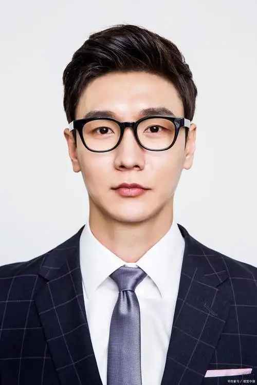 拍白底证件照穿什么衣服 拍证件照的注意事项