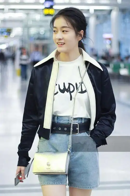新《泡沫之夏》女主张雪迎现身机场 穿夹克配牛仔短裤帅气秀长腿_网易