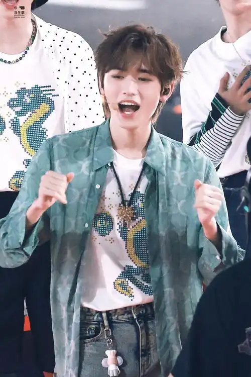 5:23pm-宋亚轩@时代少年团-宋亚轩#湖南卫视跨年晚会##时代少年团爱到