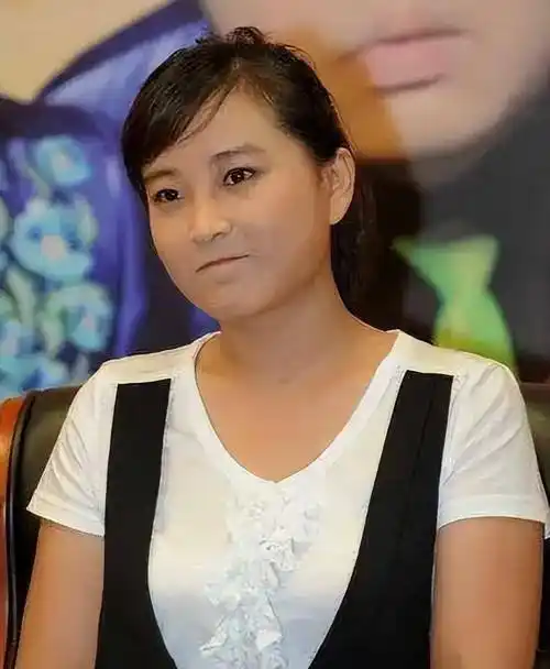 在贾玲的记忆里,小时候不是跟着姐姐乱跑,就是被父母锁在家里玩.