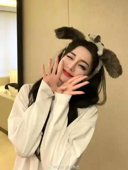 迪丽热巴分享开工美照,俏皮可爱甜如少女,烈焰红唇显喜庆