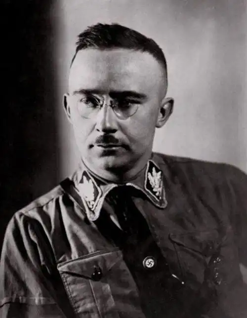 heinrich himmler, i>1900年10月7日一1945年5月23日 /i>),纳粹德国 a