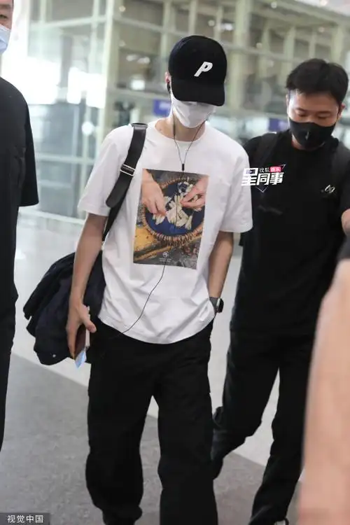 王一博出发日本#捉到一只赶早班机的耶啵~王一博穿白色t恤现身本