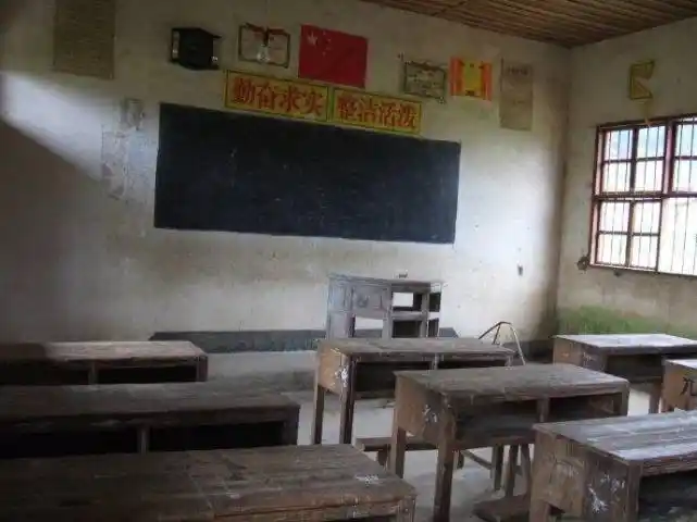 教室里的黑板和讲台都是用水泥垒砌的.