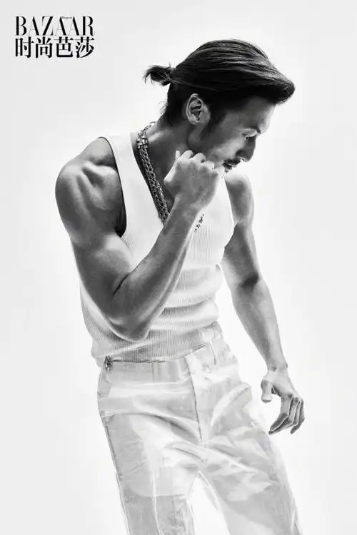 影帝谢霆锋《时尚芭莎》封面大片,对镜展现健硕肌肉硬朗身手
