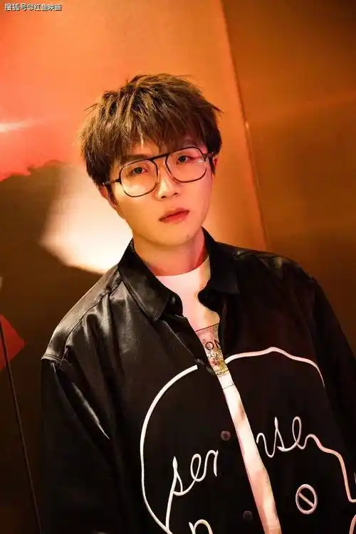 毛不易 电梯间写真