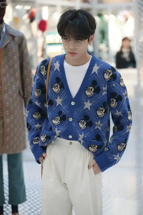 林彦俊蓝色米奇开衫