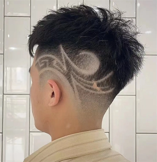 三面铲青干净之后雕刻的发型,夸张个性的雕刻图案,气质和效果加分.