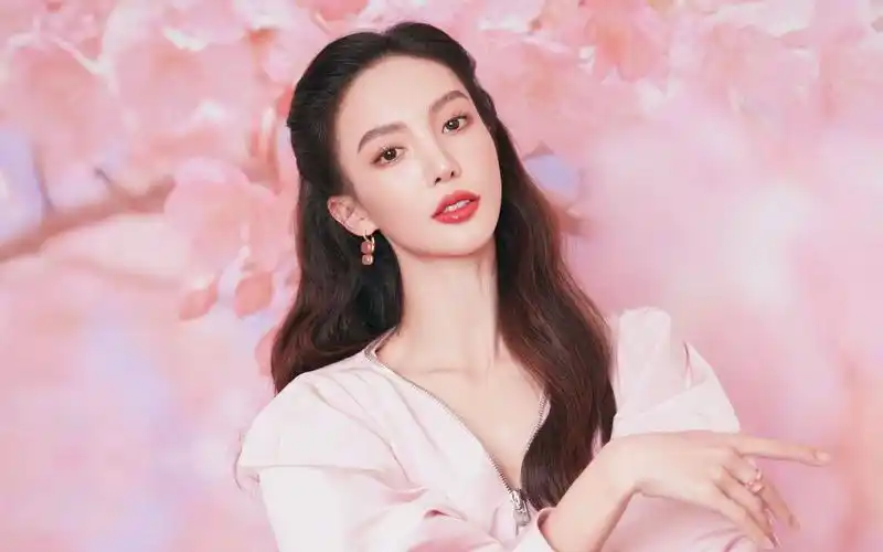 金晨的笑容总是那么迷人,那么灿烂,那么自信