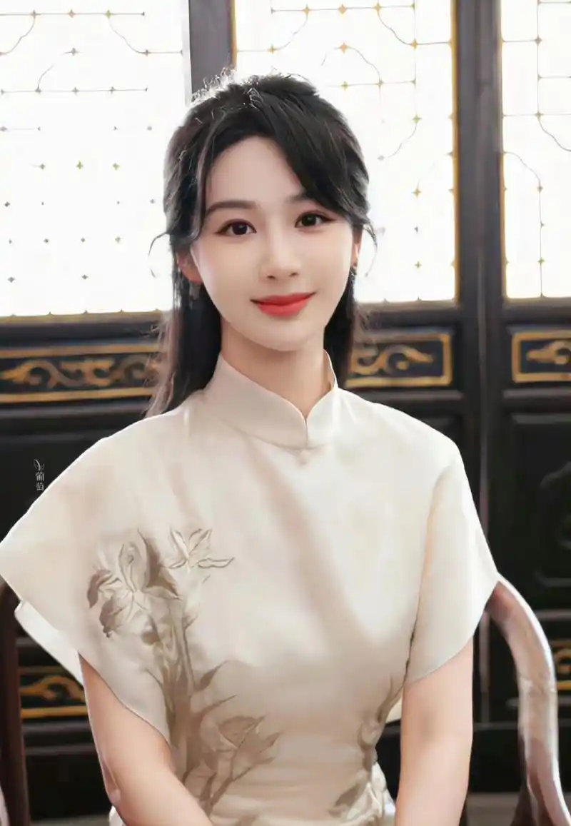 杨紫最新旗袍造型韵味十足,好有国风气质,这不就是战乱时代大小姐的