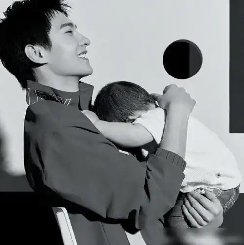 杨洋诠释"拥抱风"大片,温馨感扑面而来,网友:想被哥哥抱!