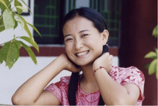 贾玲:一个从校花变胖妞的谐星,努力多年终成功!小酒窝依旧甜美