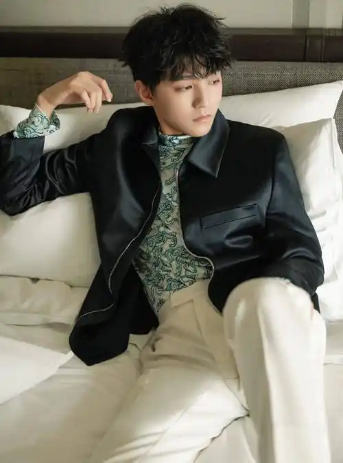 王俊凯化身武林高手捞汤面,头戴发带手持长棍,造型个性十足