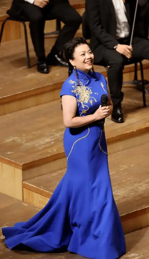 歌唱家张也下乡唱歌!