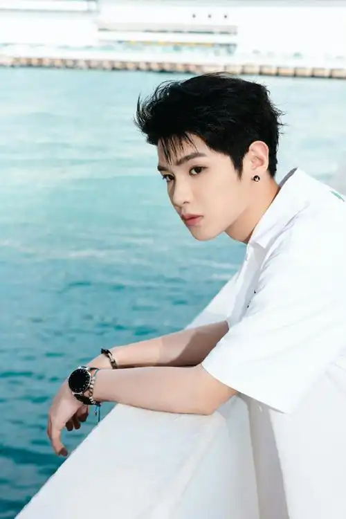 黄明昊 justin 今晚出席lv香港大秀的造型图集～ 白色系穿搭清爽帅