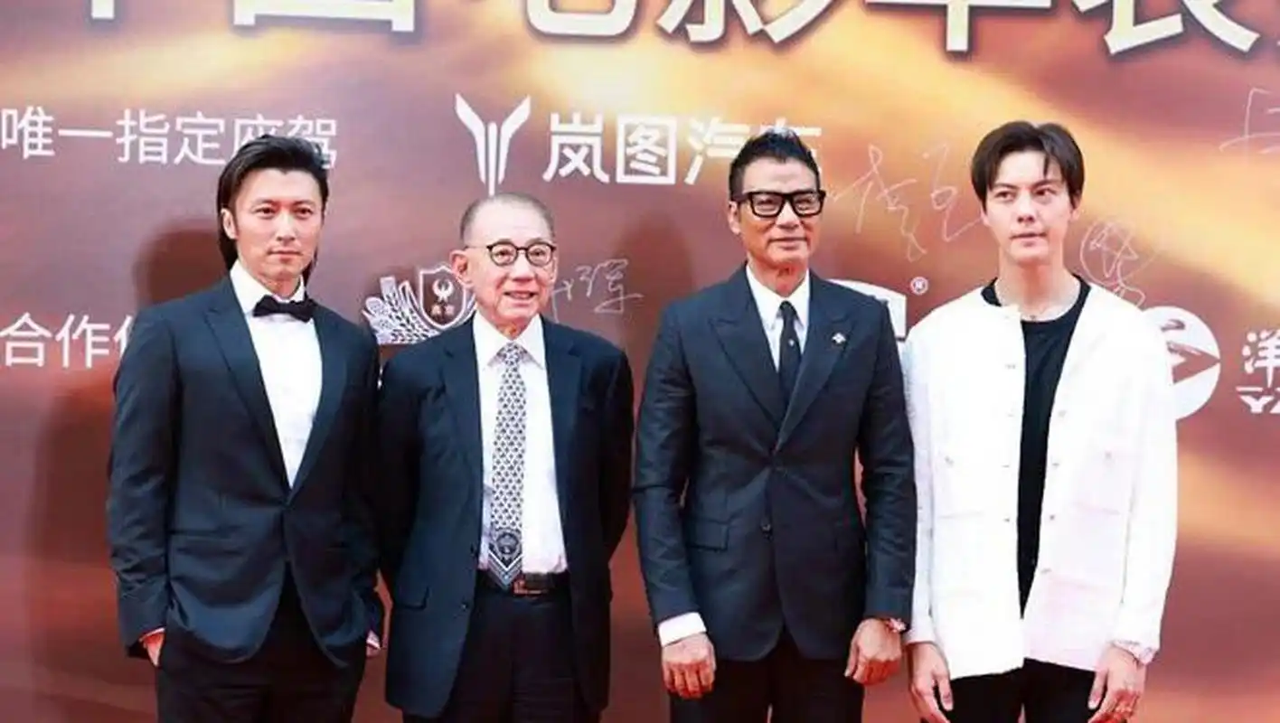 不管是气质还是气场,谢霆锋都高出陈伟霆好几个档次!