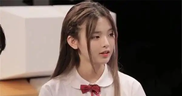 杨超越早期打工照爆出大脸蜡笔小新眉毛抢镜少女感全无