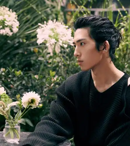 井柏然背带裤造型帅气,手臂肌肉被指举铁了,回复让人笑掉大牙