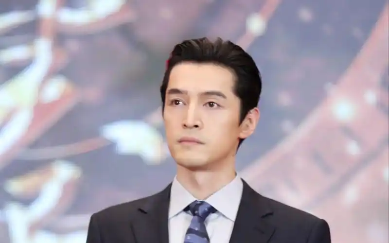 帮礼仪小姐保住工作,一招为宋轶化解尴尬,胡歌的人品有多好.