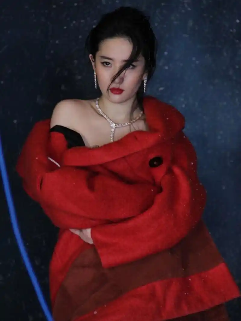 刘亦菲身着红衣外套,肤白貌美,气质火辣.