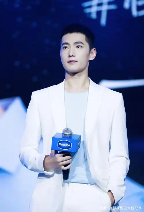 杨洋:西装短发帅气营业,又硬又刚,像极了梦中情人的样子