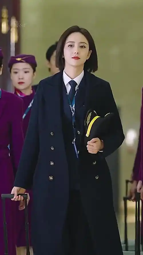 佟丽娅集美貌,演技实力于一身,在 爱的厘米中饰演气质女机长, 气质这