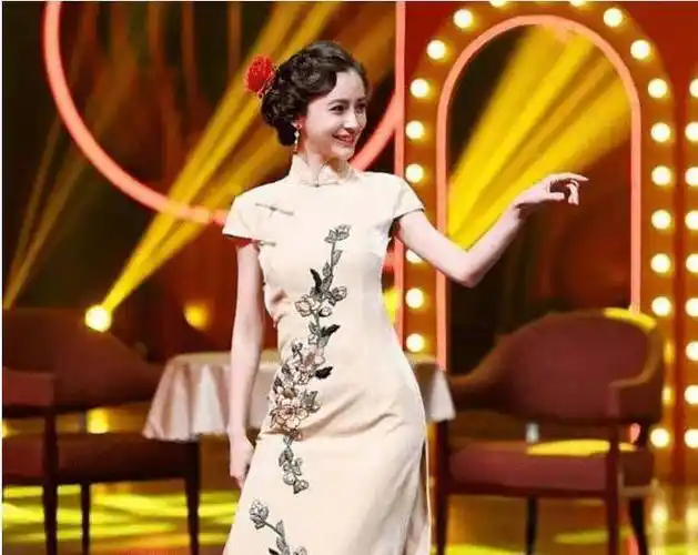 杨颖身穿一身旗袍,将刘海卷上去,扎高马尾尽显东方女性的美丽!