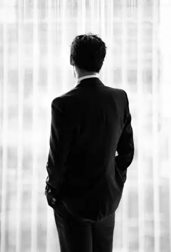 杨洋黑白西装照写真图片15