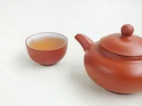 一个沙壶一杯茶水特写图片